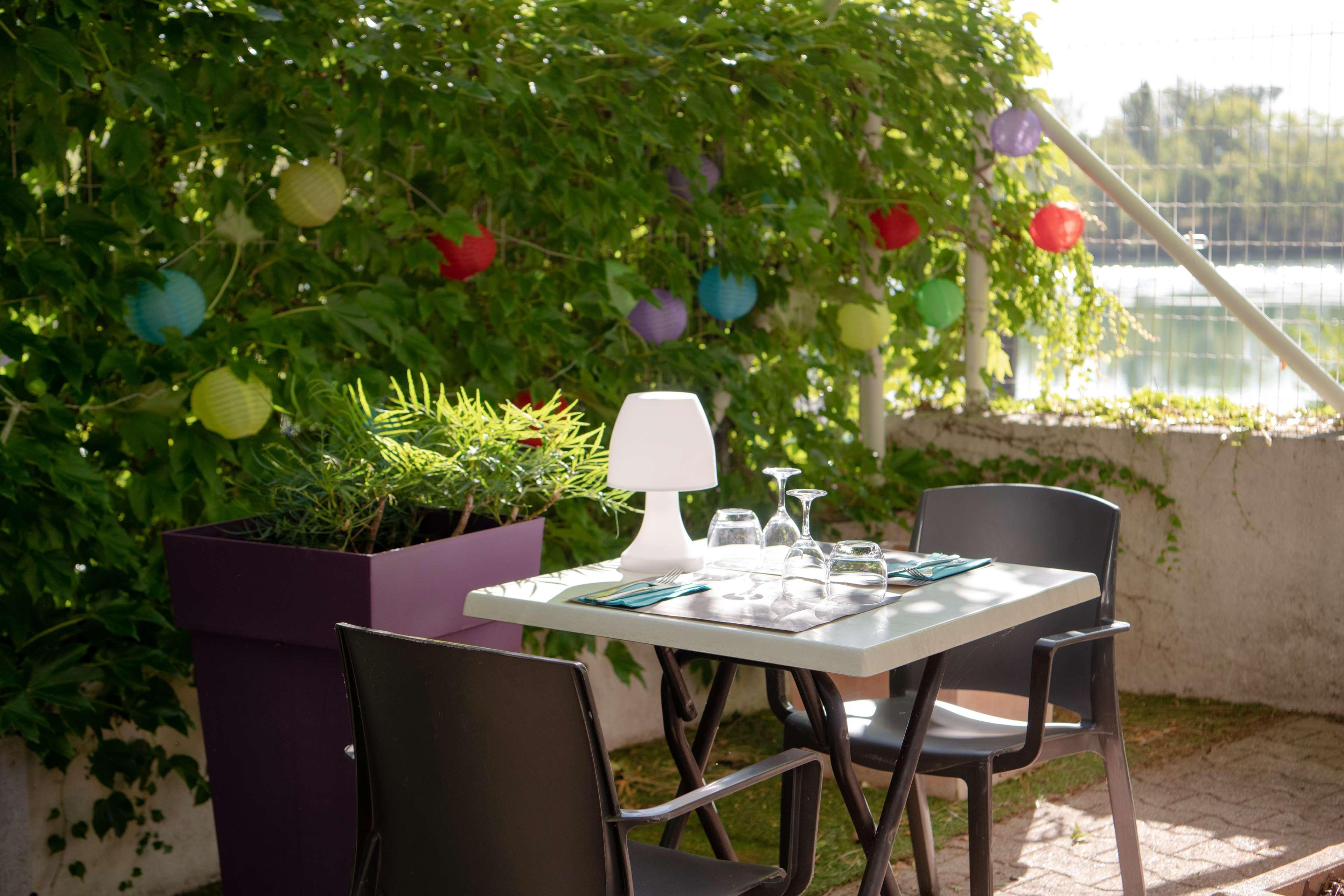 Kyriad Hotel Lyon Живор Екстериор снимка